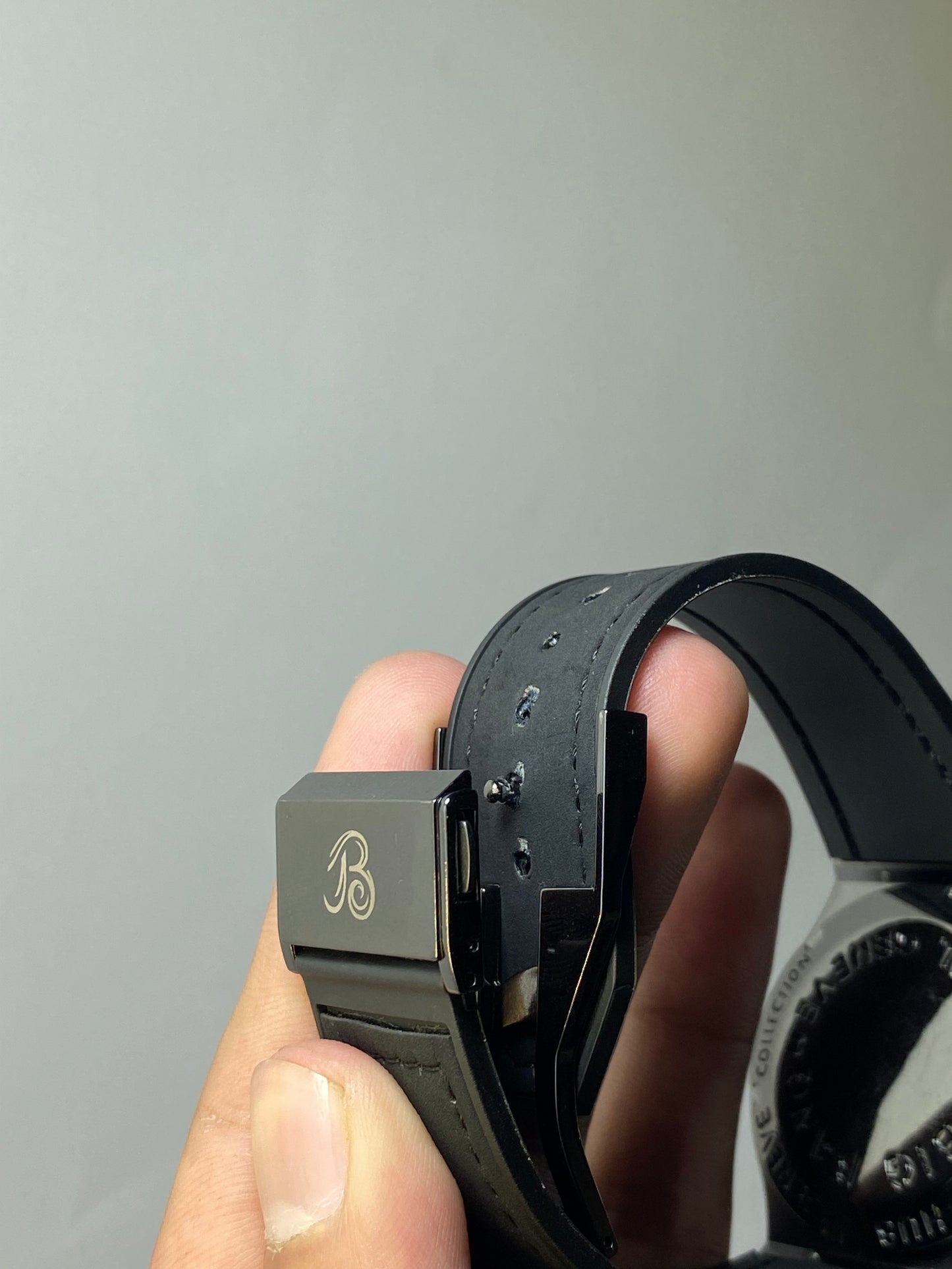 Luxury Black Quartz Analog Watch for Men β Stylish Leather Strap